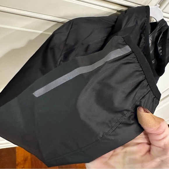 New Balance Women’s Black Windcheater Wind Breaker Jacket Running Biking NWT S - Picture 4 of 16